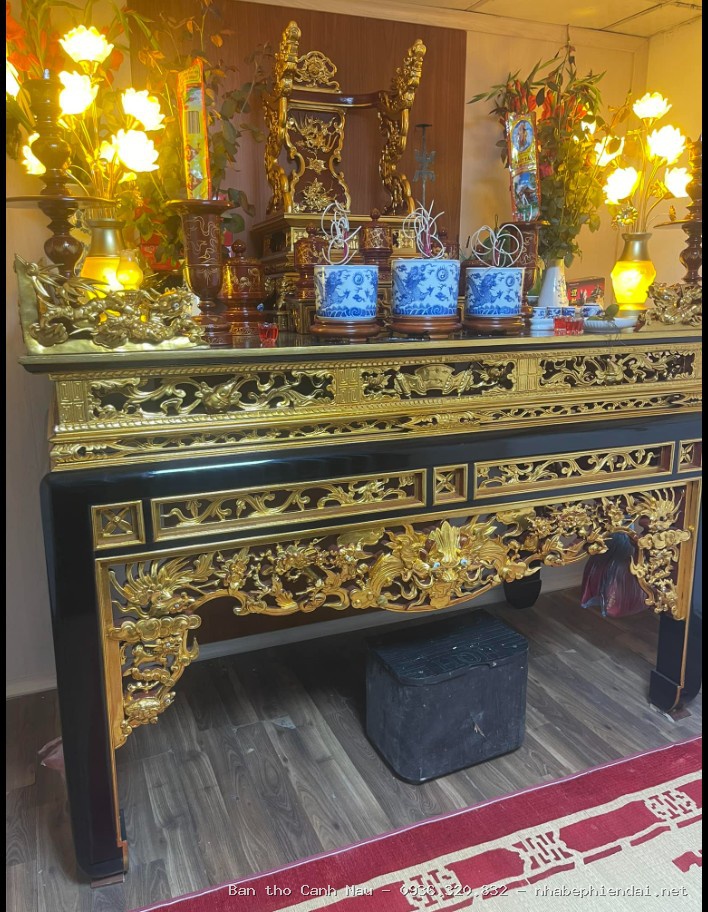 Ảnh thờ được sắp xếp theo nguyên tắc thể hiện sự tôn kính của con cháu tại Tây Hồ