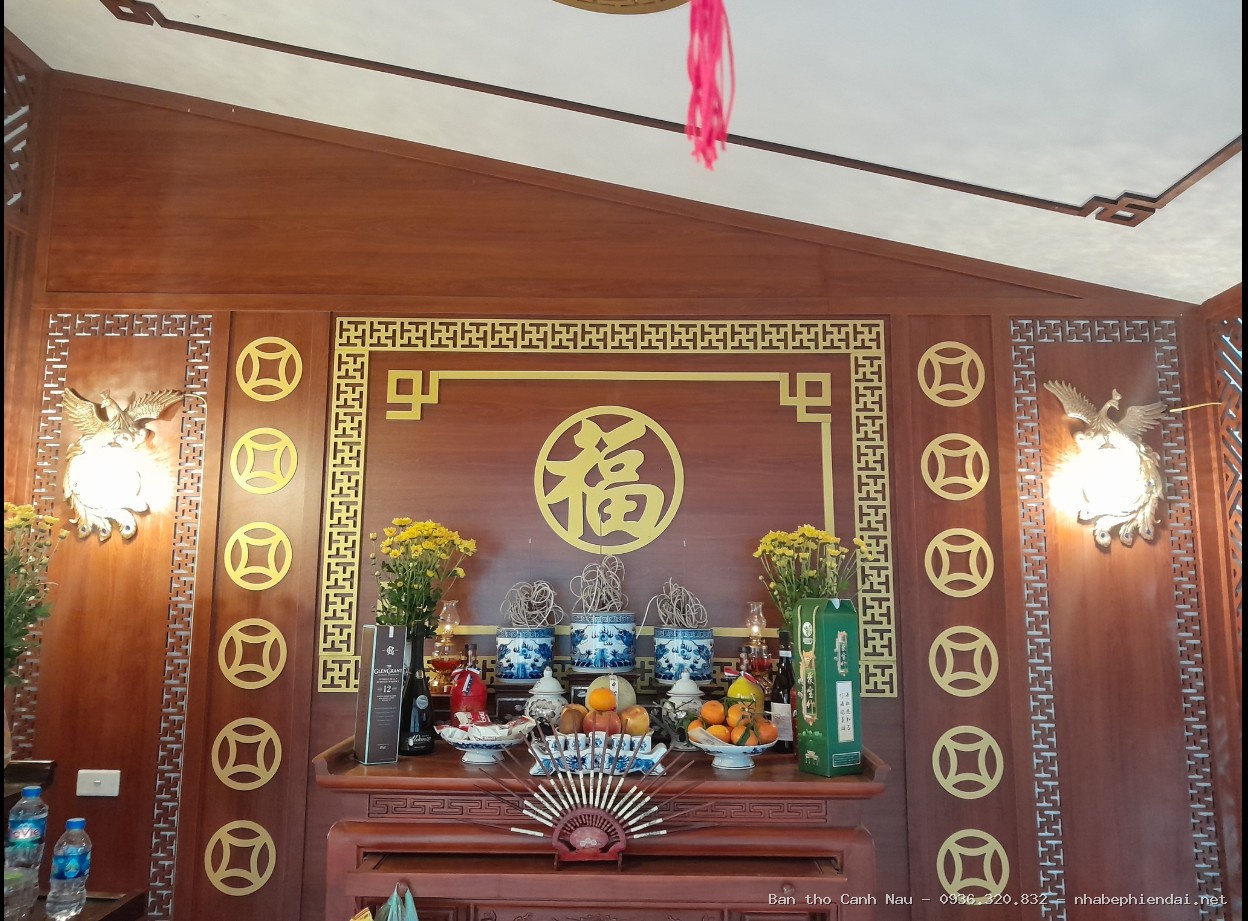 Bàn thờ gia tiên được bố trí đúng cách với đầy đủ các vật phẩm thờ cúng cần thiết tại Cầu Giấy