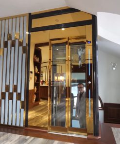 Sự kết hợp hoàn hảo giữa thang máy Kleemann, nội thất gỗ óc chó và đèn chùm