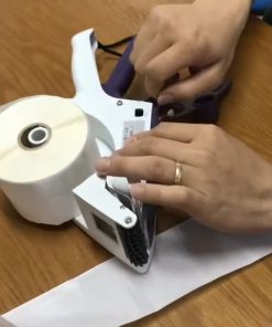 Hướng dẫn lắp cuộn tem máy dán nhãn – thao tác mở nắp và khóa đúng vị trí