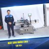 Máy dán nhãn chai tròn tự động trong dây chuyền đóng gói hiện đại