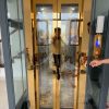 Mẫu thang máy gia đình vách kính, sử dụng inox gương vàng