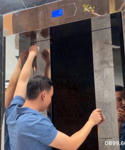 Thang máy 450kg lắp đặt giữa lòng thang bộ - chi tiết máy 2