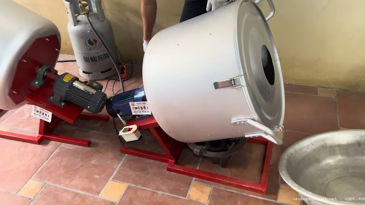 Máy rang lạc rang đậu phộng dạng rang đảo sử dụng thực tế