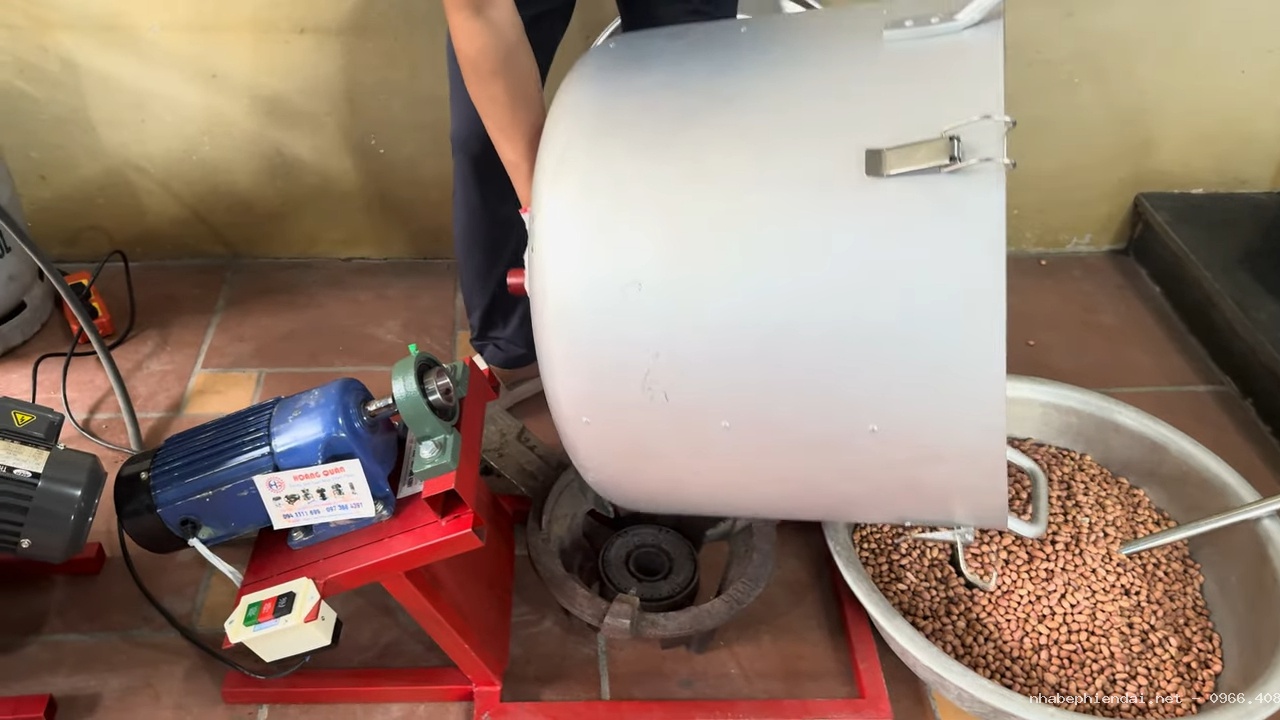 Máy rang lạc rang đậu phộng dạng rang đảo sử dụng thực tế