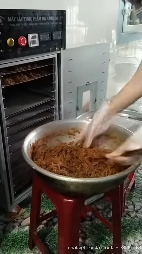 Máy sấy khô gà khô bò dùng để sấy thịt gà xé và thịt bò tẩm gia vị