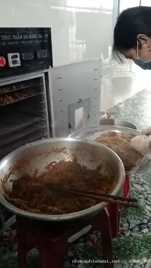 Máy sấy khô gà khô bò dùng để sấy thịt gà xé và thịt bò tẩm gia vị