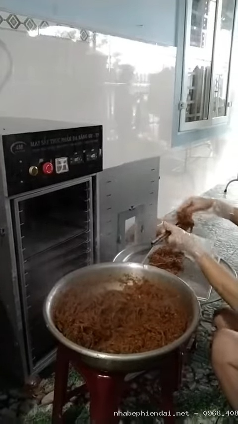 Máy sấy khô gà khô bò dùng để sấy thịt gà xé và thịt bò tẩm gia vị