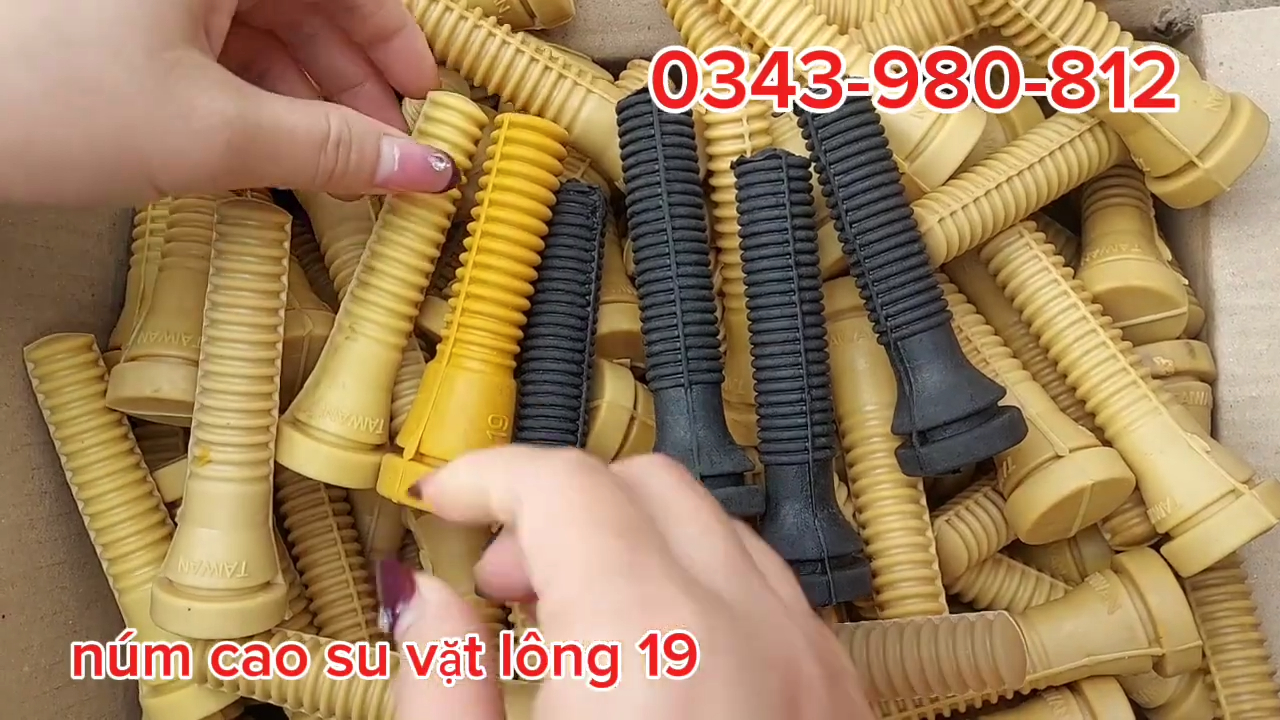 Núm cao su máy vặt lông gà