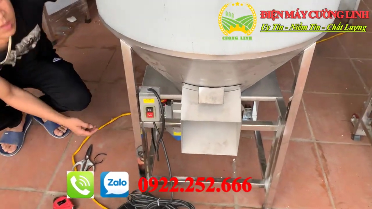 Máy trộn cám 100kg inox 304 trục xoắn cho hạt cám, bột khô chăn nuôi