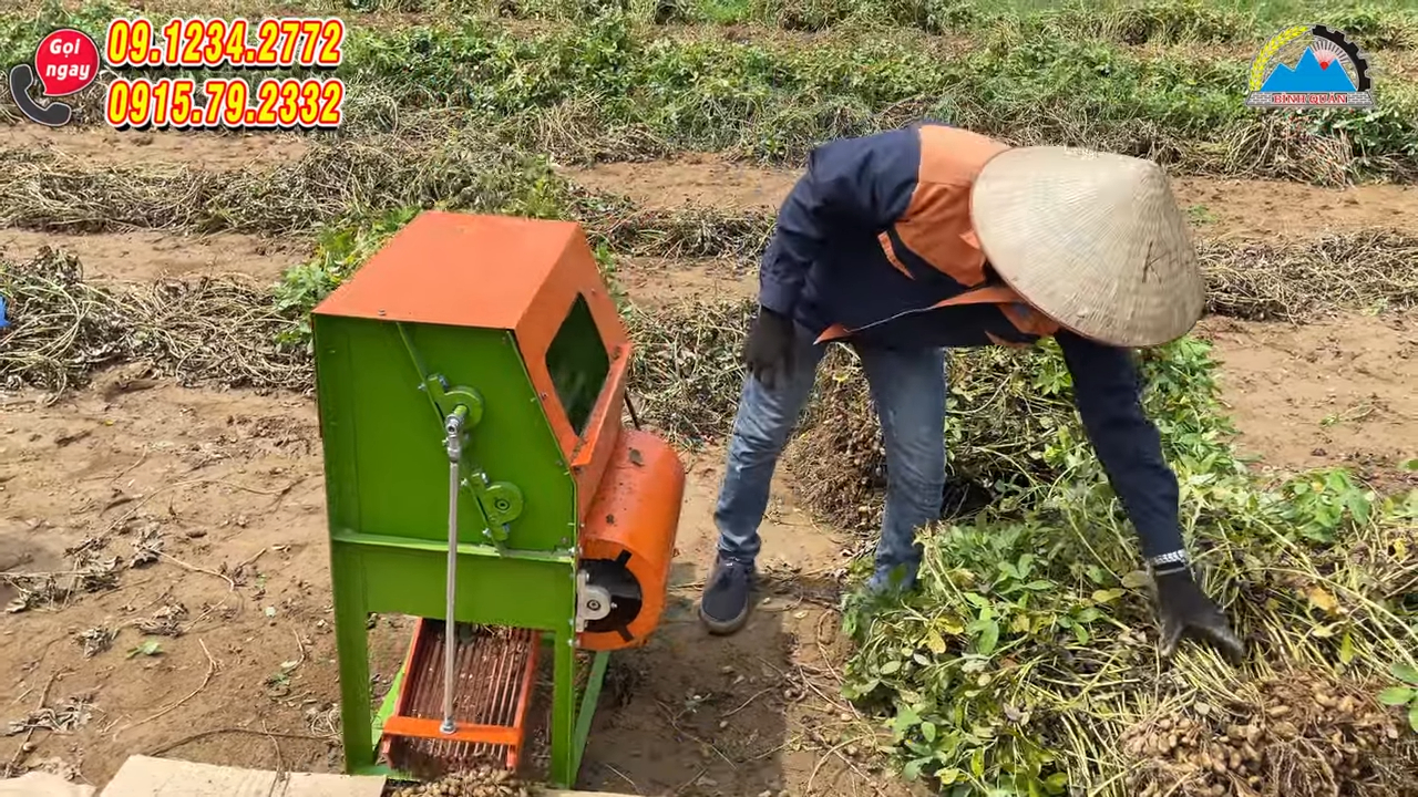 Máy tuốt lạc mini – tách củ lạc khỏi thân cây bằng cơ cấu quay và luồng gió