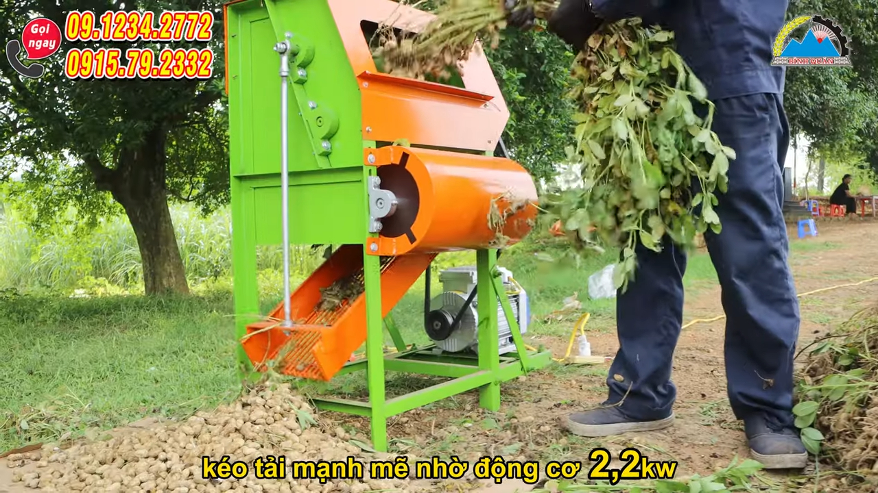 Máy tuốt lạc mini – tách củ lạc khỏi thân cây bằng cơ cấu quay và luồng gió