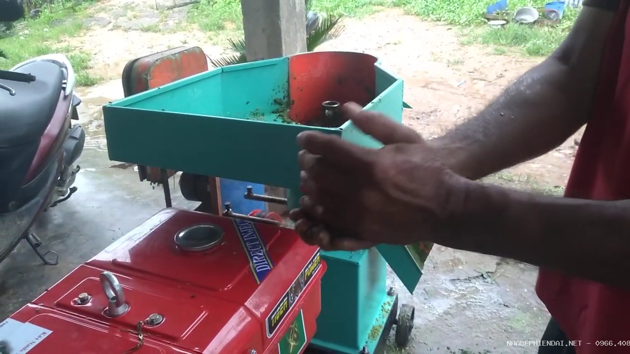 Máy ép cỏ đánh cám ăn liền nuôi dê hiệu quả cho chăn nuôi