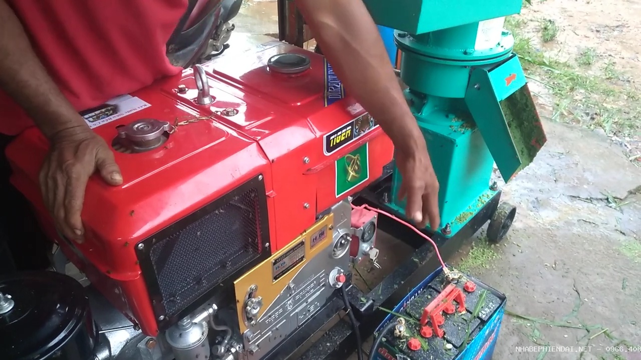 Máy ép cỏ đánh cám ăn liền nuôi dê hiệu quả cho chăn nuôi