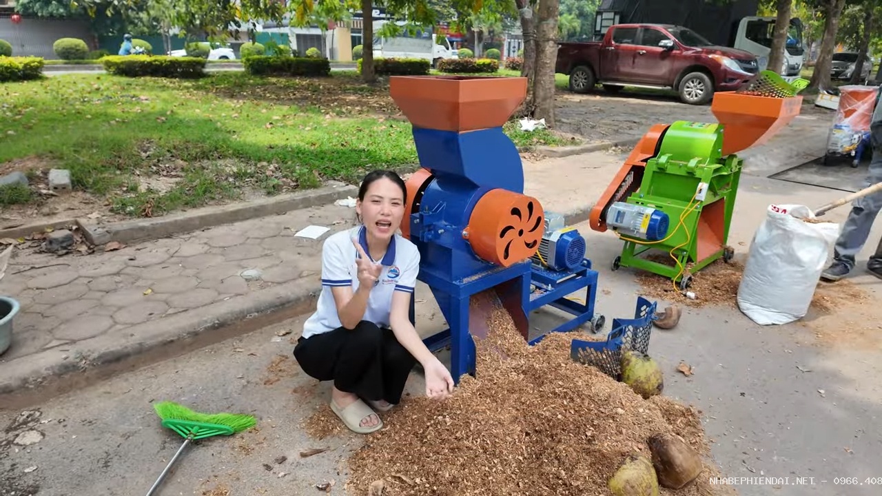 Máy băm xơ dừa B250 – giải pháp xử lý vỏ dừa chất cao như núi sau vườn