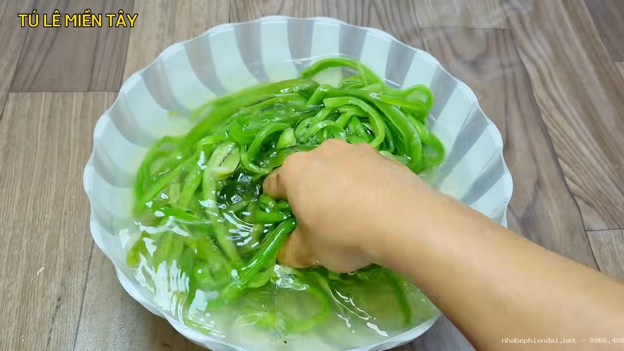 Cách làm gỏi rau tiến vua chua ngọt với tôm và tai heo giòn ngon