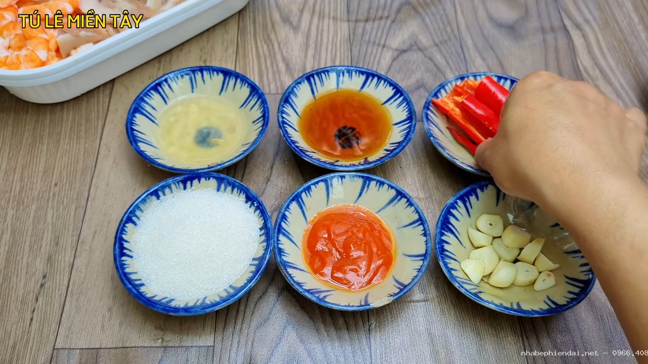 Cách làm gỏi rau tiến vua chua ngọt với tôm và tai heo giòn ngon