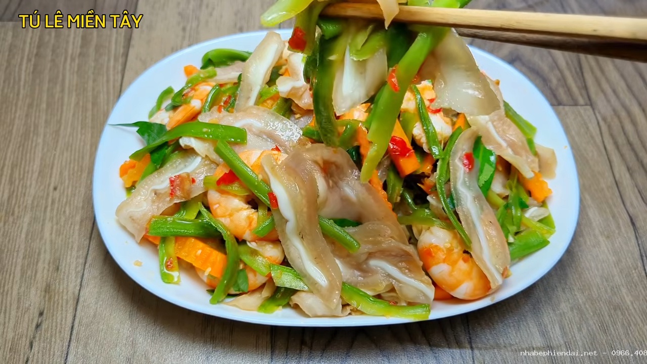Cách làm gỏi rau tiến vua chua ngọt với tôm và tai heo giòn ngon