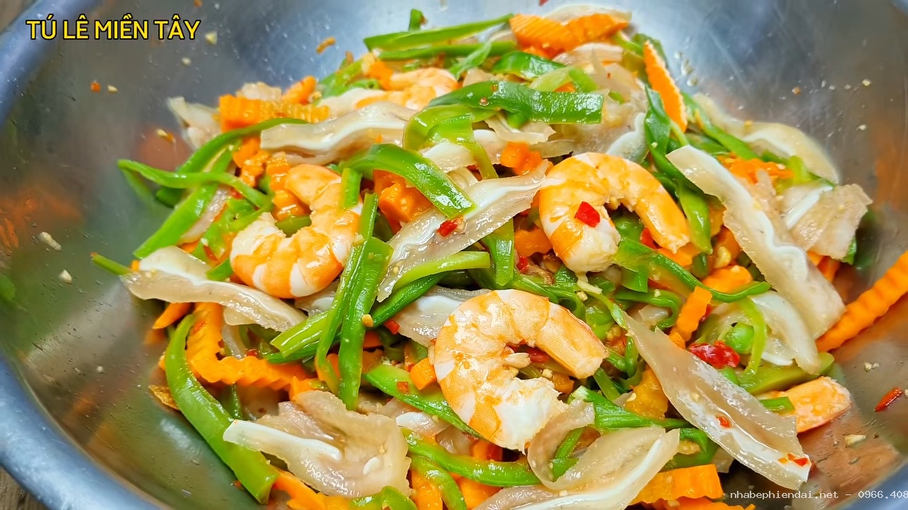 Cách làm gỏi rau tiến vua chua ngọt với tôm và tai heo giòn ngon