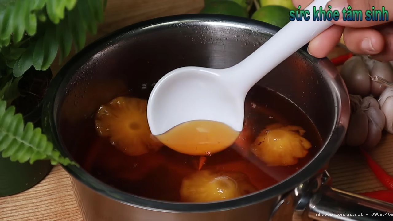 Cách nấu nước mắm chua ngọt sánh dẻo bằng khóm thơm, để lâu không bị lên men