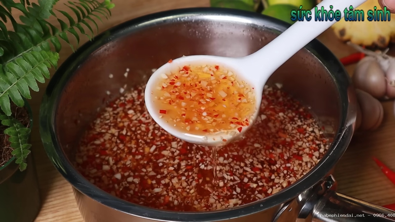 Cách nấu nước mắm chua ngọt sánh dẻo bằng khóm thơm, để lâu không bị lên men