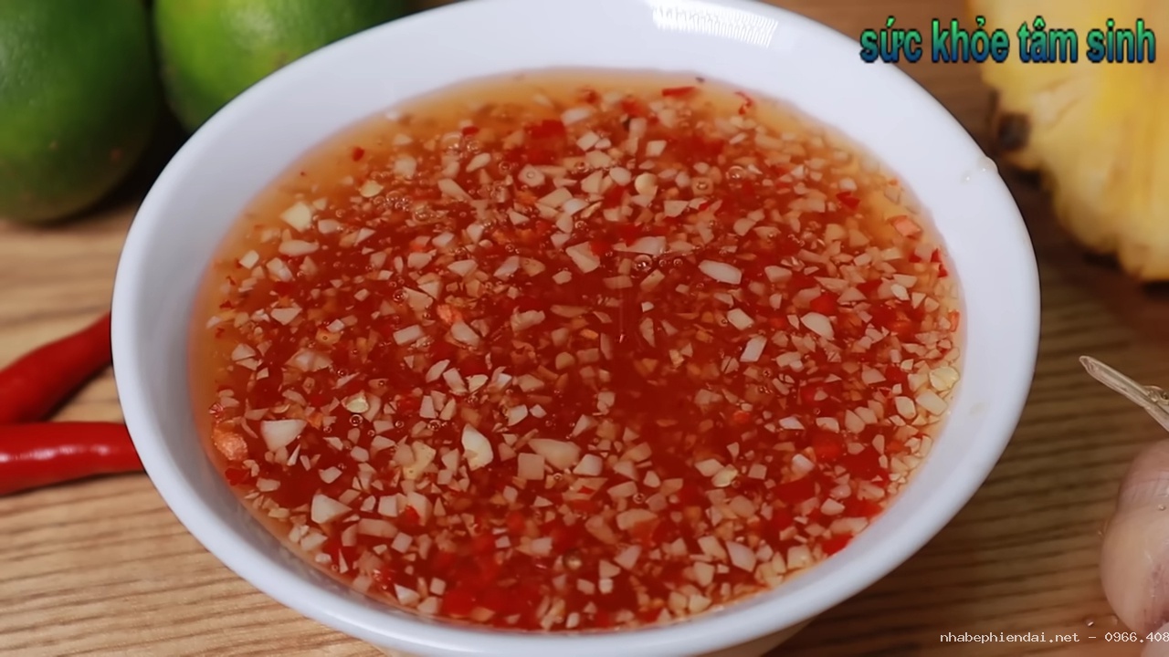 Cách nấu nước mắm chua ngọt sánh dẻo bằng khóm thơm, để lâu không bị lên men