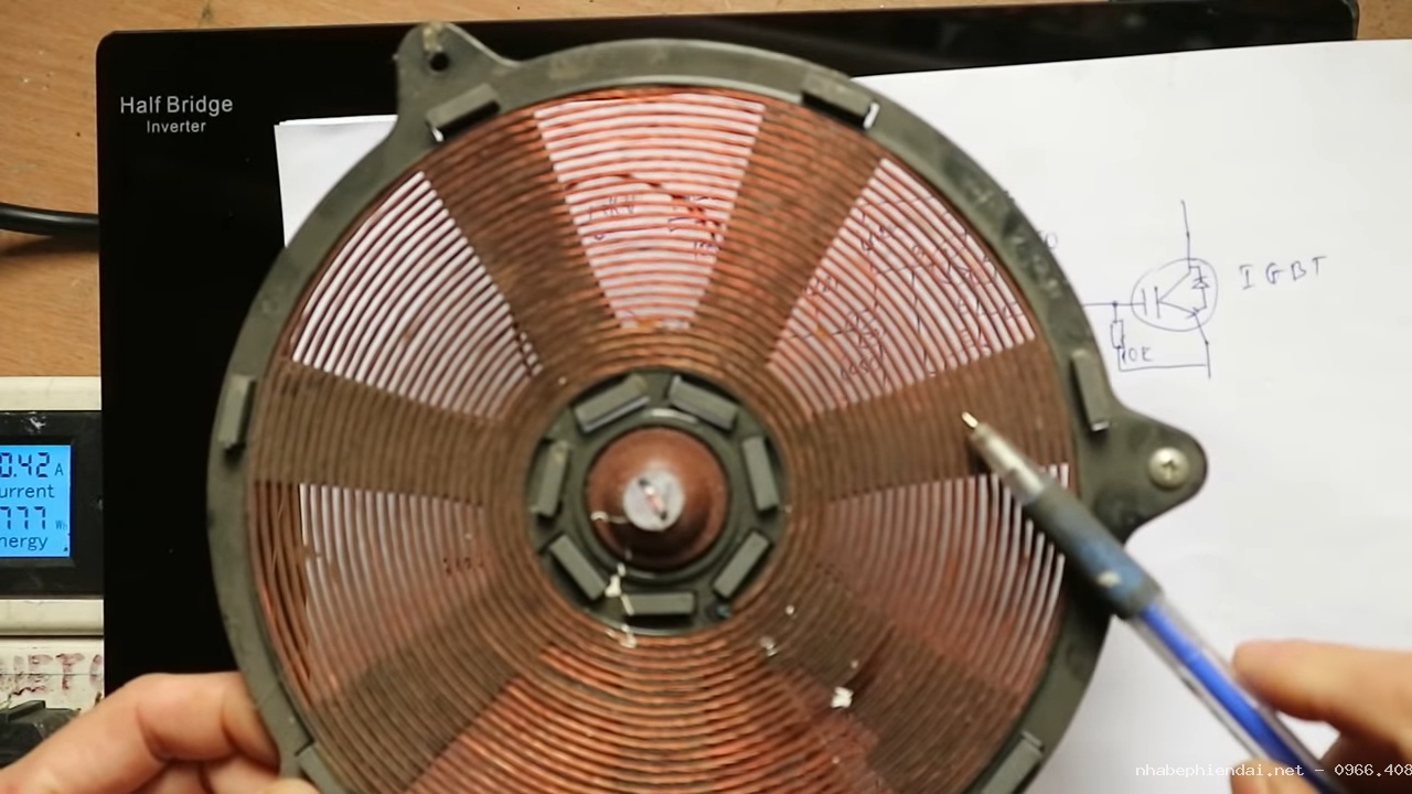 Tại sao bếp từ chỉ nhận nồi inox có từ tính, không nhận nồi nhôm và nồi đồng?