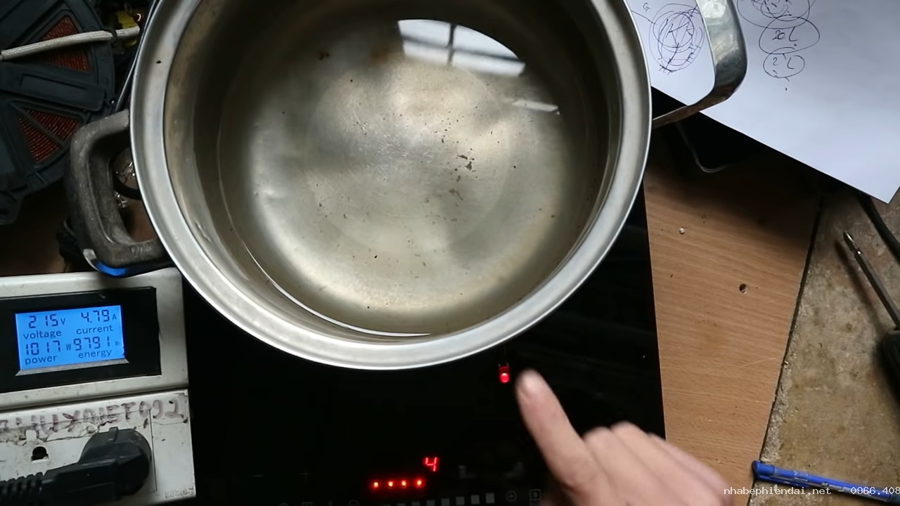 Tại sao bếp từ chỉ nhận nồi inox có từ tính, không nhận nồi nhôm và nồi đồng?