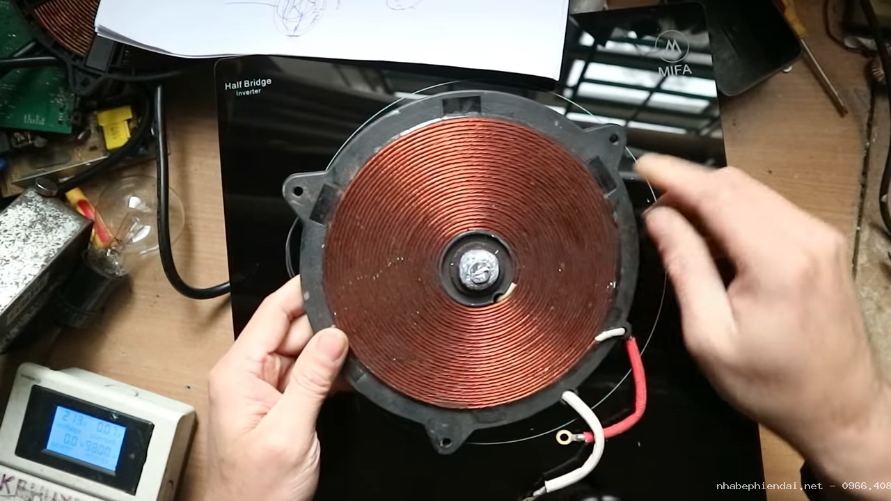 Tại sao bếp từ chỉ nhận nồi inox có từ tính, không nhận nồi nhôm và nồi đồng?