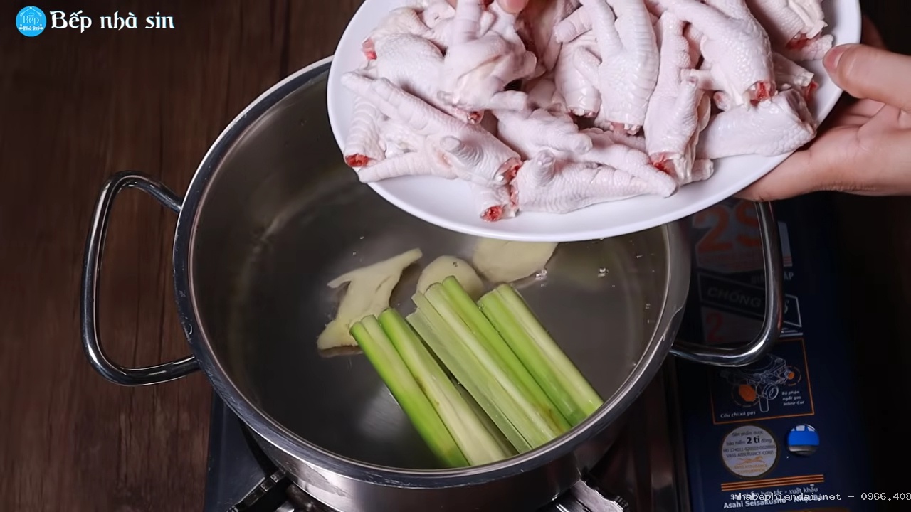 Cách làm chân gà sốt Thái chua cay, giòn ngon, bảo quản lâu