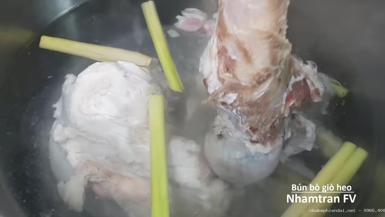 Cách nấu Bún Bò Giò Heo Bún Bò Huế thơm ngon đậm vị tại nhà