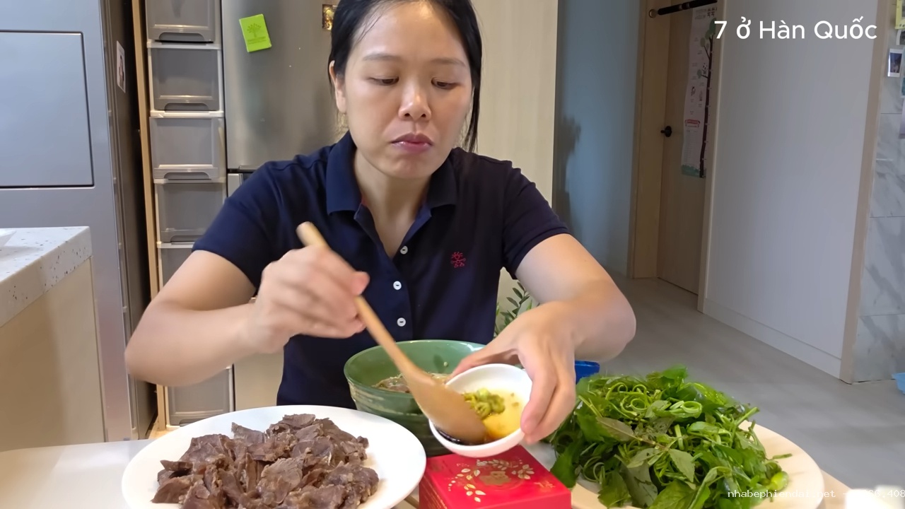 Cách nấu bún bò với chân bò nhiều gân, bắp bò mềm thơm tại Hàn Quốc