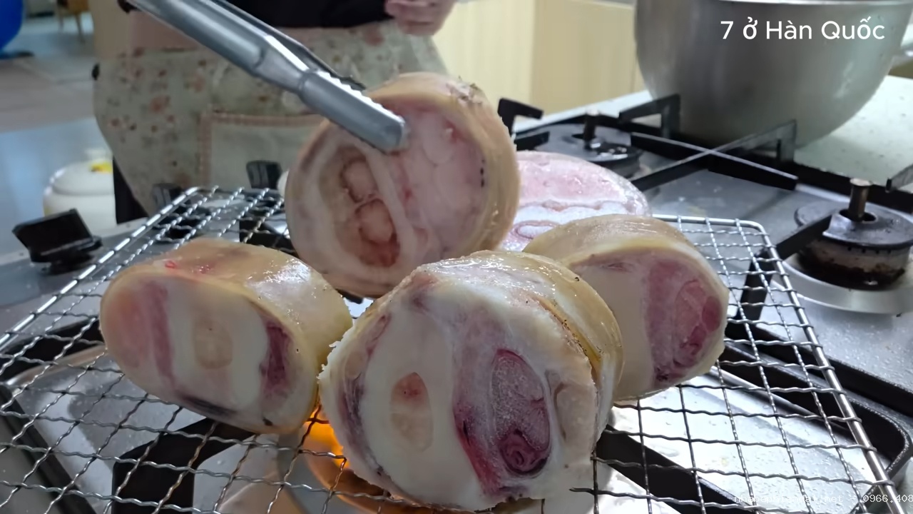 Cách nấu bún bò với chân bò nhiều gân, bắp bò mềm thơm tại Hàn Quốc