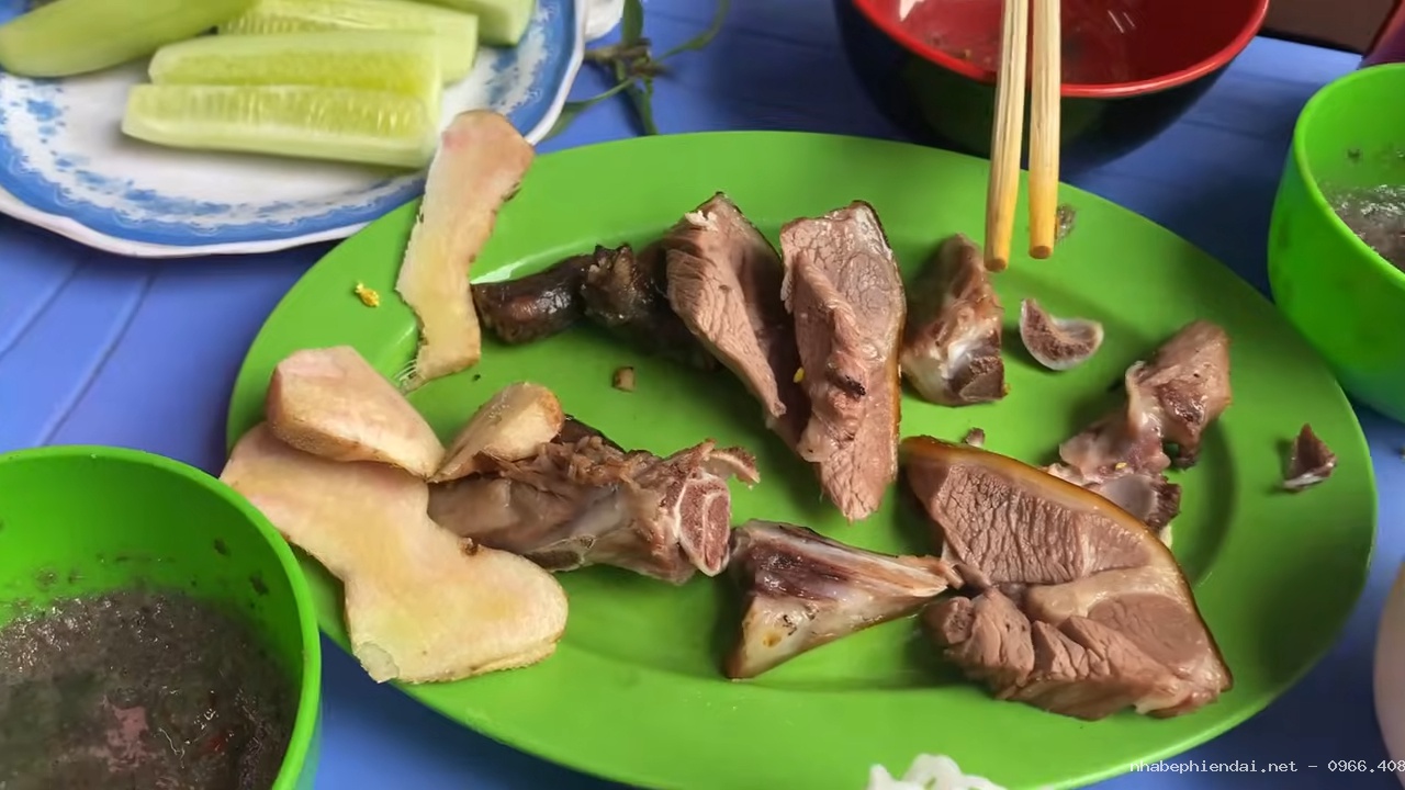 Khám phá nghề làm thịt chó truyền thống và những câu chuyện xoay quanh món ăn đặc sản
