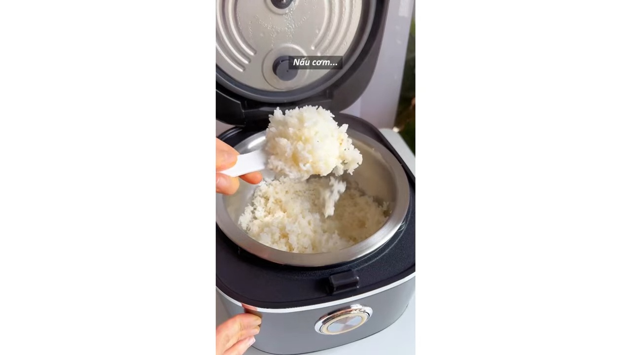 So sánh nồi cơm điện lòng inox 304 và lòng gốm sứ có gì khác biệt?