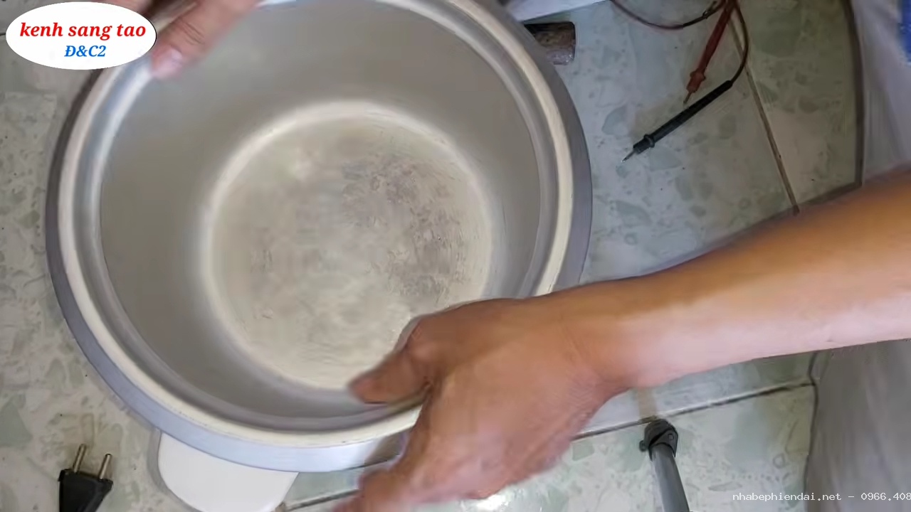 Cách sửa nồi cơm điện nấu cơm sống, cơm khét do yếu nam châm và lòng nồi bị móp