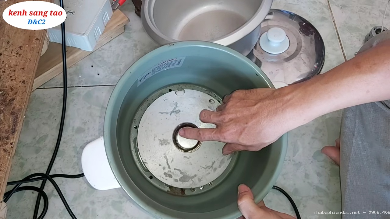 Cách sửa nồi cơm điện nấu cơm sống, cơm khét do yếu nam châm và lòng nồi bị móp