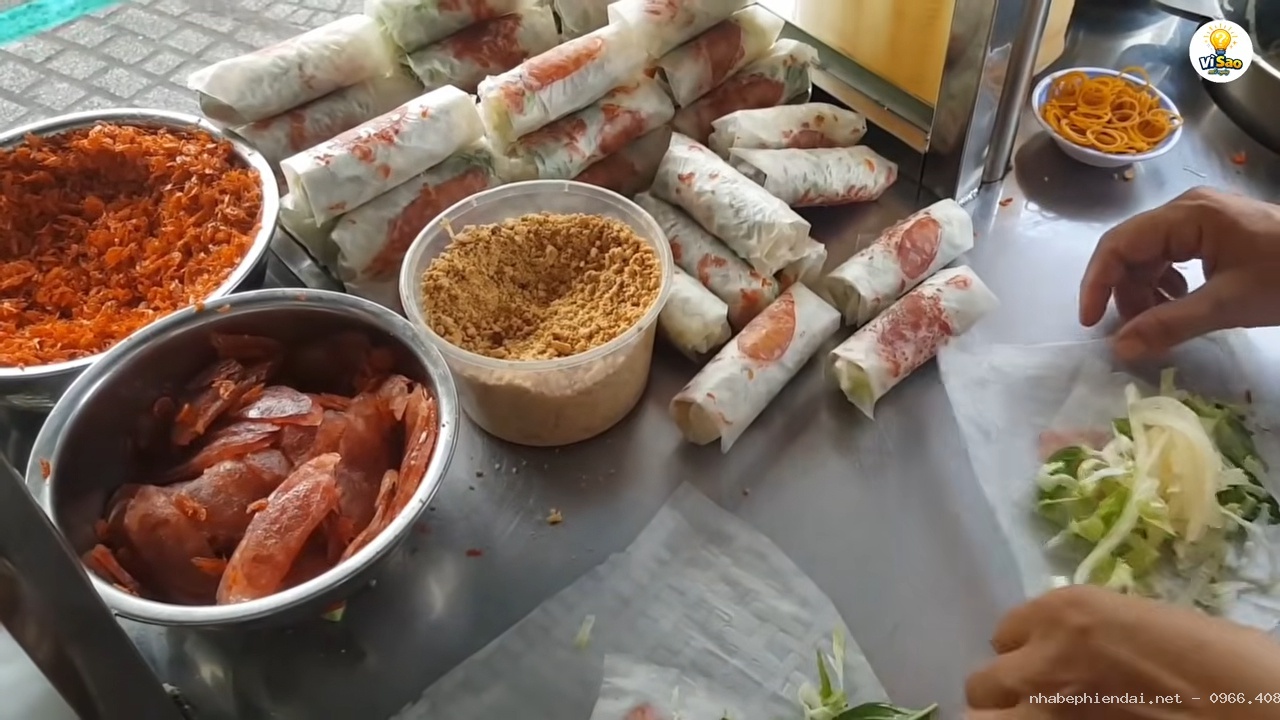 Bò bía Việt Nam: Món ăn đường phố khiến nhiều du khách quốc tế tò mò