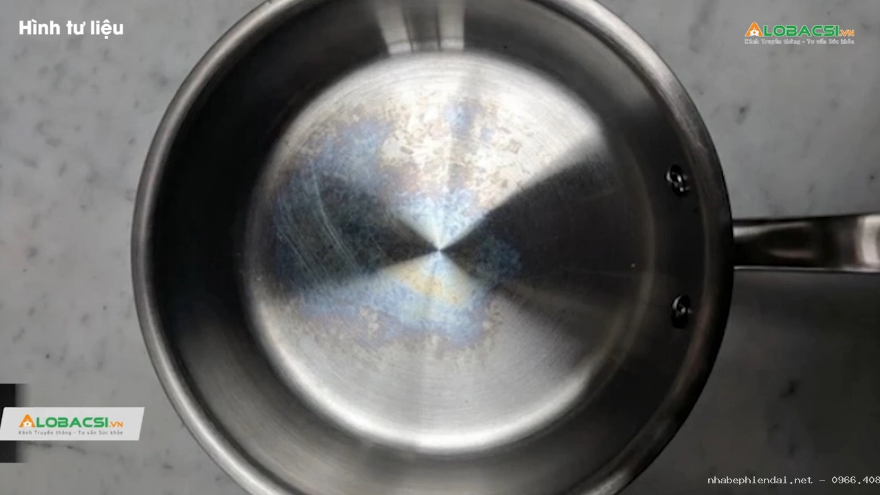 Vì sao xoong nồi inox xuất hiện vệt loang cầu vồng? Vệt màu đó có gây hại hay không?